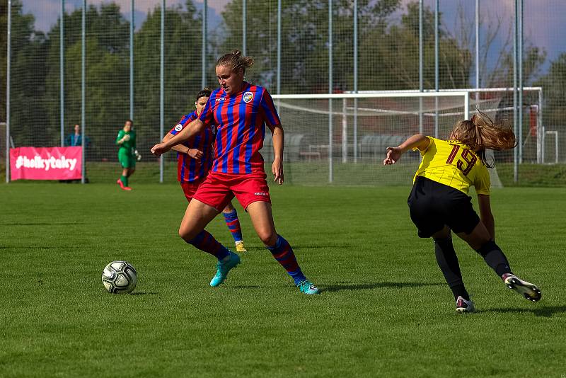 5. kolo 1. ligy žen: FC Viktoria Plzeň (na snímku fotbalistky v červenomodrých dresech) - AC Sparta Praha 1:3 (0:1).