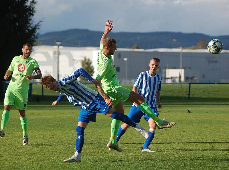 6. kolo krajského přeboru mužů: FK Okula Nýrsko - FK Tachov (na snímku hráči ve světle zelených dresech) 2:3 (0:3).