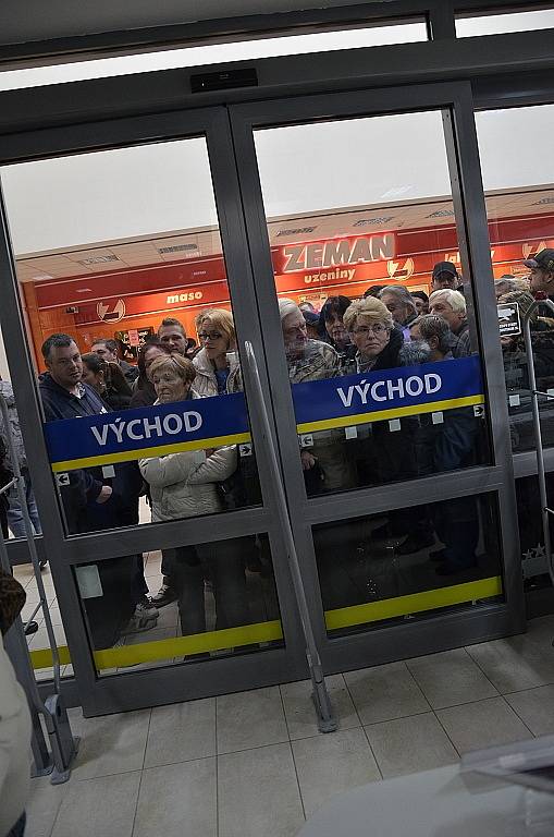 Lidé stáli u prodejny velké fronty, někteří se i mezi sebou postrkovali a hádali