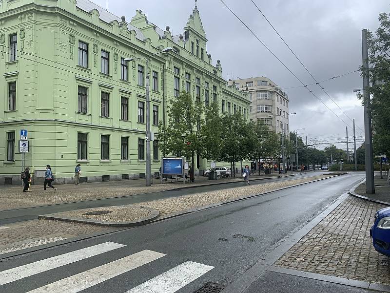 Ulice je od konce srpna loňského roku uzavřena v úseku od Škroupovy po Resslovu ulici a v opačném směru v úseku od Goethovy ulice po ulici V Šipce.