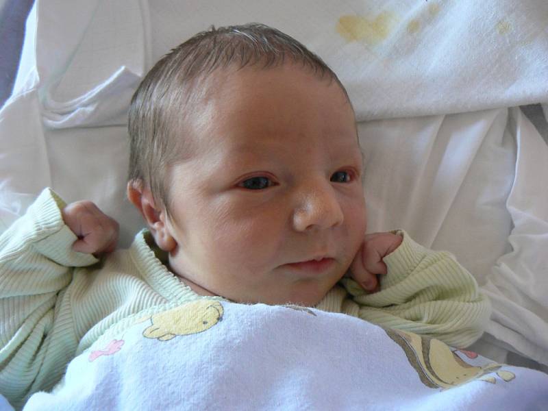 Vendule a Pavlovi Kutilovým z Plzně-Křimic se 25. 4. v 15:49 hod. narodil ve FN syn Lukáš (3,64 kg, 51 cm), na kterého se těší téměř čtyřletá sestra Deniska