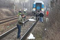 O život přišel v úterý ráno třiaosmdesátiletý muž, který přecházel koleje poblíž zastávky Plzeň Doubravka