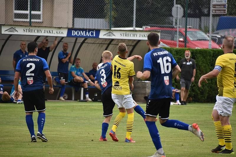 2. kolo FORTUNA divize A: FK Komárov - TJ Jiskra Domažlice B (fotbalisté ve žlutých dresech) 1:0 (0:0).