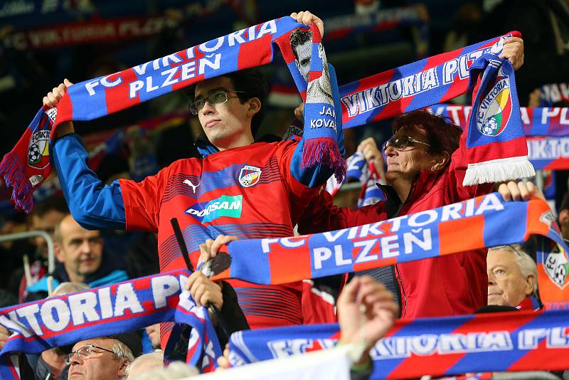 Diváci zdraví hráče před zápasem Ligy mistrů FC Viktoria Plzeň x FC Barcelona na stadionu ve Štruncových sadech v Plzni.
