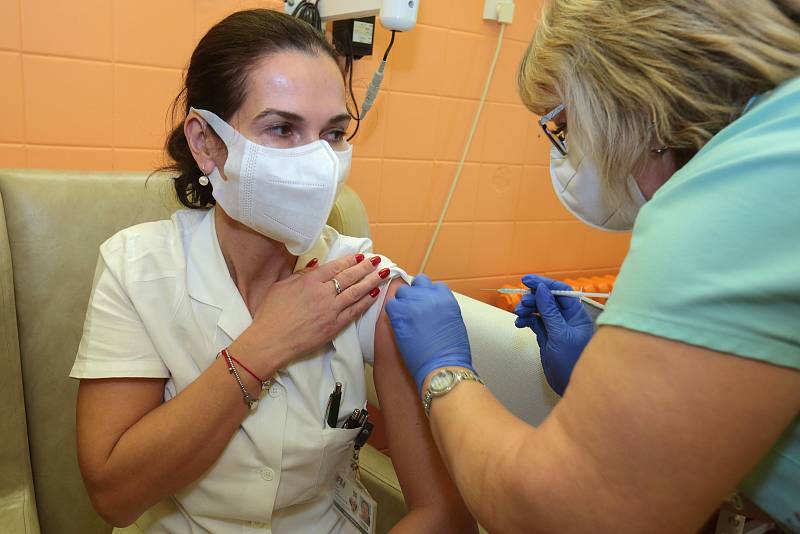 Primářka infekční kliniky Jana Váchalová při očkování proto covidu.