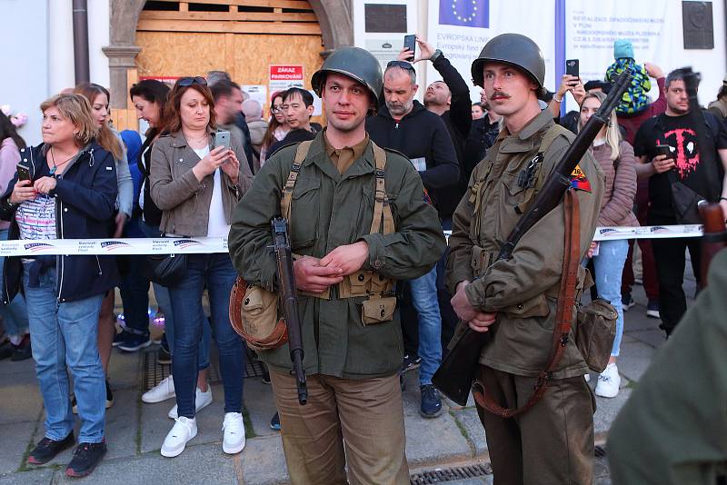 Slavnosti svobody v Plzni a Thank you, boys! Slavnostní večer na náměstí Republiky, který se v sobotu nesl ve znamení swingu a vzpomínek na osvobození západních Čech v roce 1945.