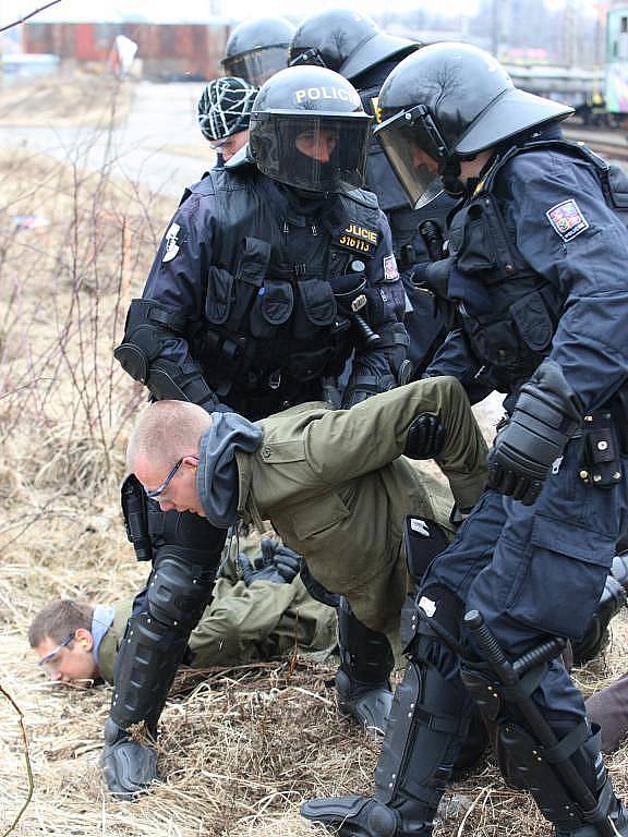 Trénink policejního zásahu ve vagonech vlaku