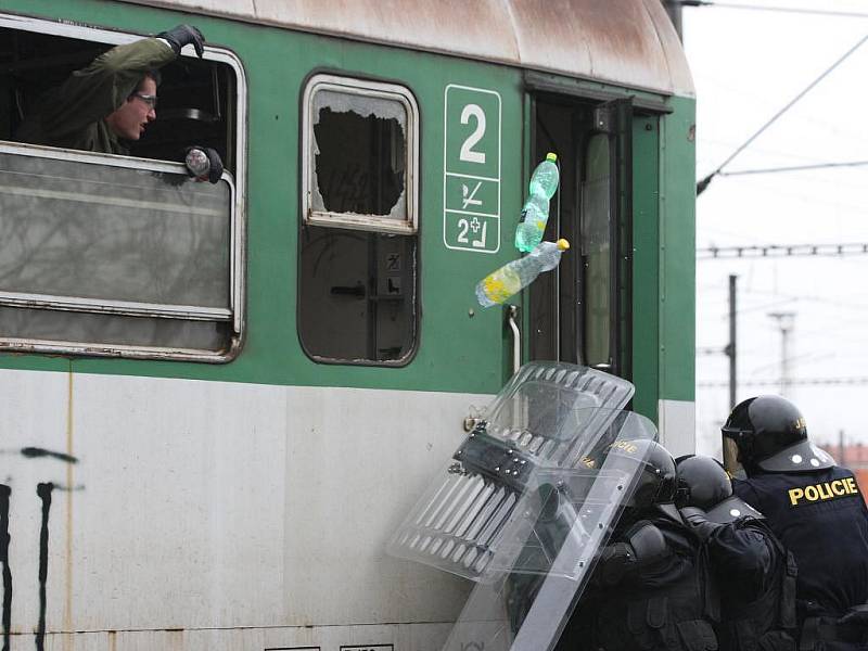 Trénink policejního zásahu ve vagonech vlaku