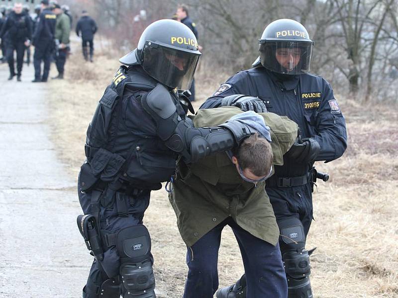 Trénink policejního zásahu ve vagonech vlaku