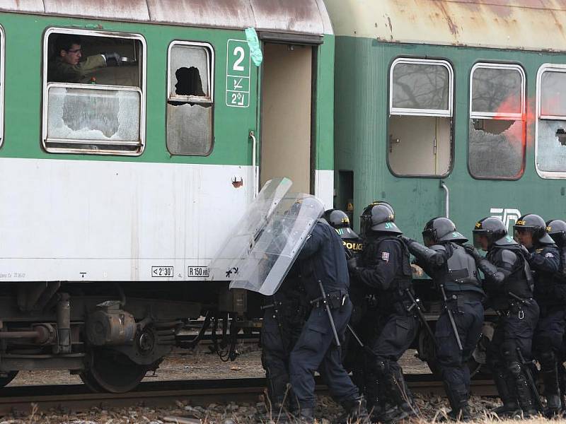 Trénink policejního zásahu ve vagonech vlaku