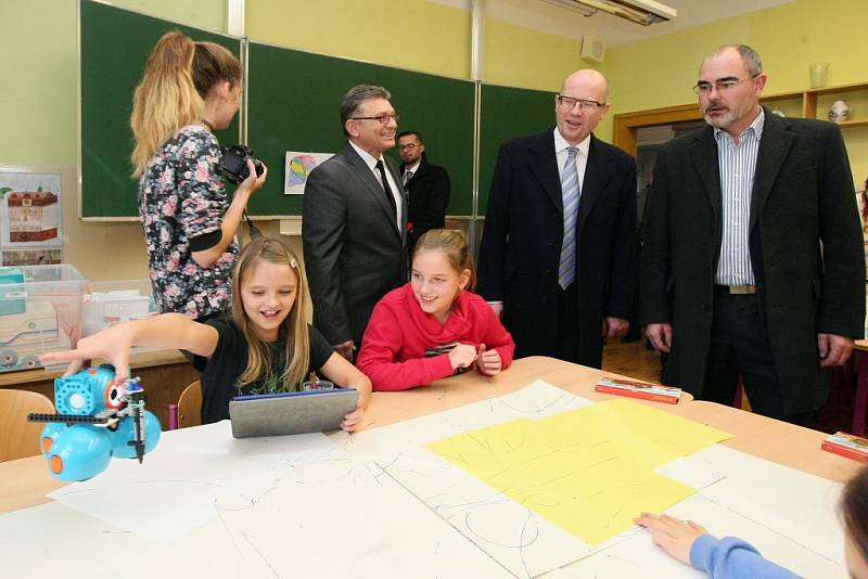 Premiér Bohuslav Sobotka při návštěvě školy na Jiráskově náměstí v Plzni