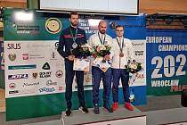 SPOLEČNĚ NA STUPNÍCH vítězů, vítězný Petr Nymburský a třetí Jiří Přívratský na mistrovství Evropy v Polsku.