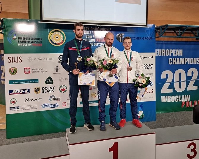 SPOLEČNĚ NA STUPNÍCH vítězů, vítězný Petr Nymburský a třetí Jiří Přívratský na mistrovství Evropy v Polsku.