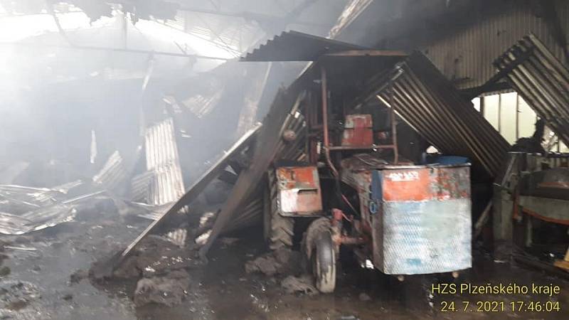 V Chotěšově došlo k požáru dílny, kde se opravují zemědělské stroje.