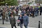 U pomníku, který je věnovaný legionářům a veteránům, si ve středu stovky lidí připomněli Den veteránů