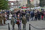 U pomníku, který je věnovaný legionářům a veteránům, si ve středu stovky lidí připomněli Den veteránů