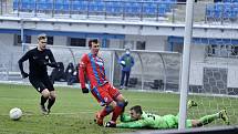 Prvním soupeřem fotbalistů Viktorie Plzeň na cestě do finále MOL Cupu byly třetiligové Přepeře, které porazili 7:0. Dvě branky vstřelil Lukáš Matějka.