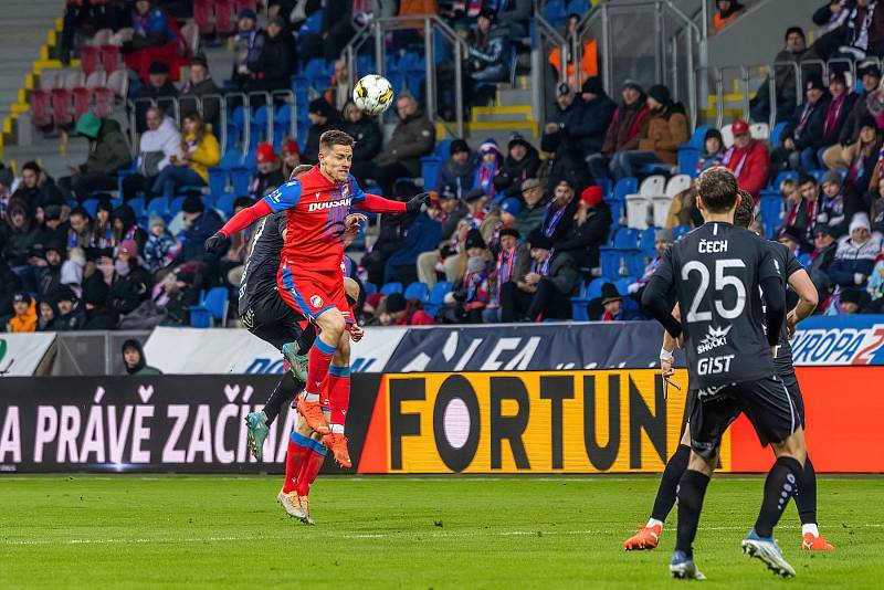 Fotbalisté Viktorie Plzeň podlehli na úvod ligového jara doma nečekaně Hradci Králové 1:2.