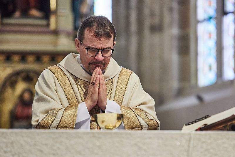 Požehnání praporu pěší roty aktivní zálohy Krajského vojenského velitelství Plzeň biskupem Tomášem Holubem a udělení četného názvu Pětatřicátníci se uskutečnilo v neděli v katedrále sv. Bartoloměje na náměstí Republiky v Plzni.