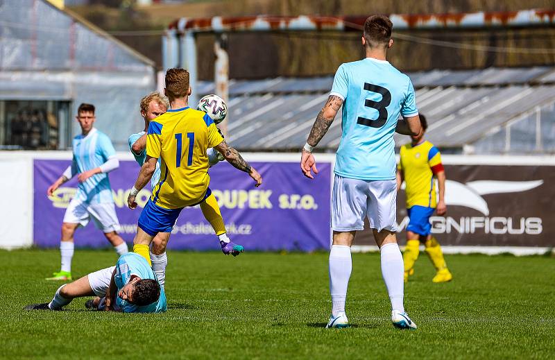 Fotbalisté SK SENCO Doubravka (na archivním snímku hráči ve žlutých dresech) porazili v závěrečném kole letošní sezony domácí Sedlčany 5:1.