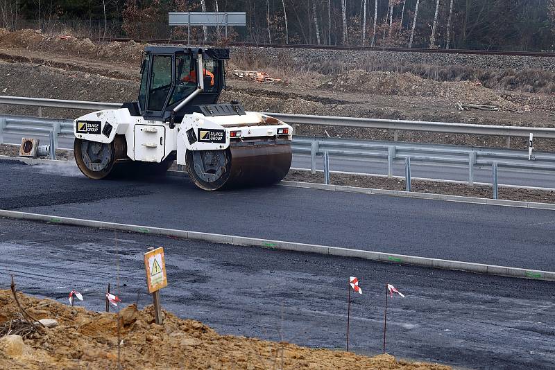 Nová čtyřproudová komunikace mezi Plzní a Třemošnou před dokončením.