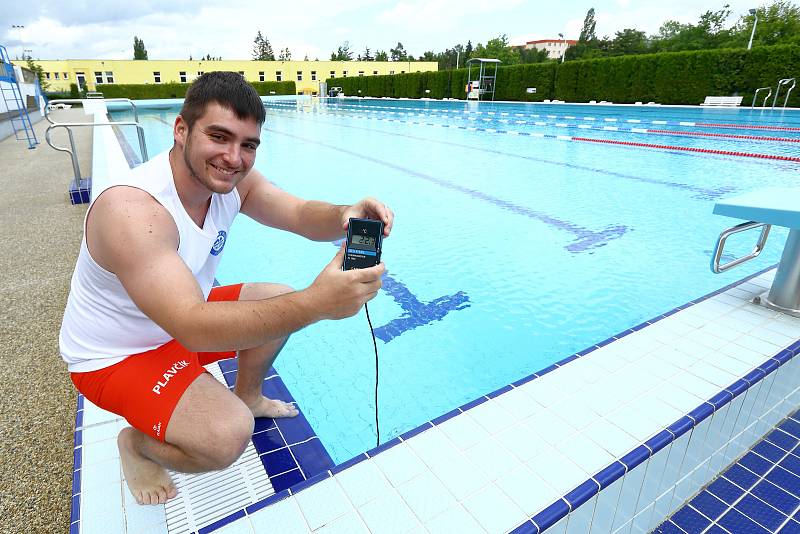 Od dnešního dne jsou opět otevřeny pro veřejnost i sportovce vnitřní i venkovní bazény. Plavčík Jan Šťastný měří teplotu ve venkovním bazénu v Plzni na Slovanech.