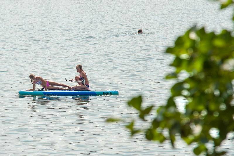 Plzeňáci si užívají horké léto u boleveckého rybníka. Převážně v první půli srpna mohou dosahovat teploty tropických 30 °C.