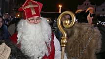 Centrální plzeňský obvod připravil velkou Mikulášskou show na vánočních trzích, na kterých se potkaly v den mikulášské nadílky nejrůznější nebesko-pekelné party