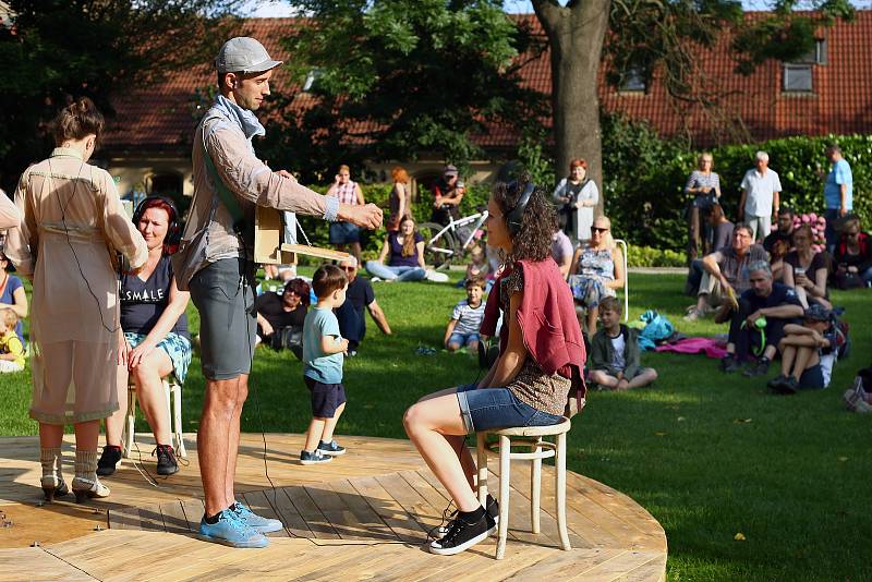 Pouliční divadlo Le Cabaret Nomade uvedlo představení pro jednoho diváka v rámci festivalu Živá ulice.