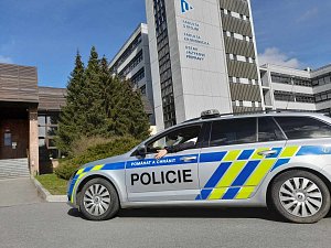 Policejní hlídky u objektů ZČU v Plzni