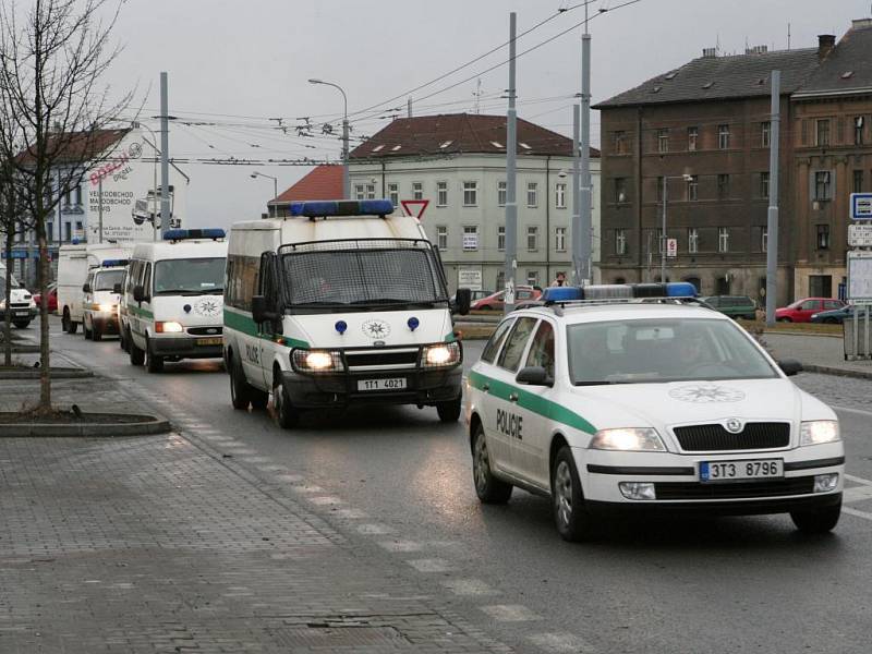 Mnoho lidí dopoledne vyděsila houkající policejní kolona. Nemířila však k žádné závažné akci. Jednalo se pouze o přesun v rámci bezpečnostních opatření