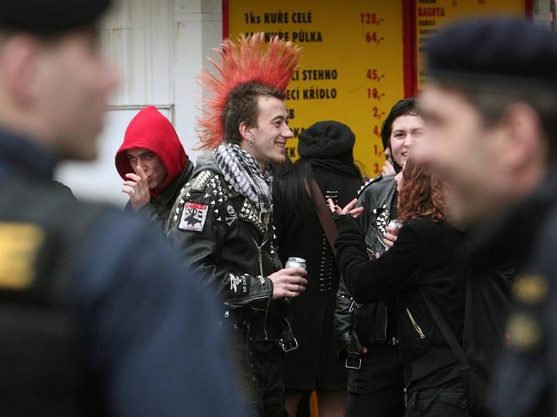 Na Americké ulici se houfovali punkeři, kteří do Plzně dorazili na protest proti pochodu