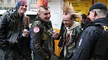 Na Americké ulici se houfovali punkeři, kteří do Plzně dorazili na protest proti pochodu