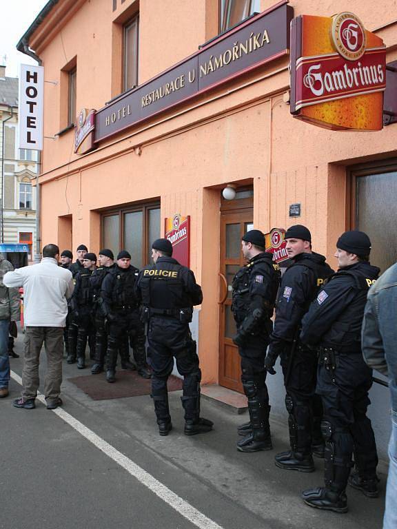 Po nespěšném pokusu zamířili radikálové do restaurace U Námořníka, kde zakotvili. Před ní i uvnitř hlídkovali policisté