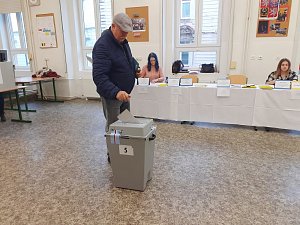 Volební místnosti v Tylově ulici a na Chodském náměstí v Plzni.