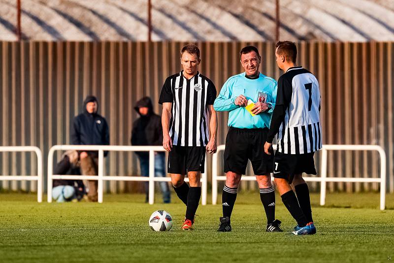 15. kolo I. A třídy: SK Smíchov Plzeň - FC Rokycany B (na snímku fotbalisté v zelených dresech) 4:2 (2:0).