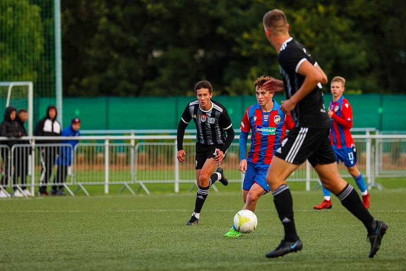 9. kolo ČLD U19: FC Viktoria Plzeň U19 B (na snímku fotbalisté v červenomodrých dresech) - SK Dynamo České Budějovice U19 B 3:0 (1:0).