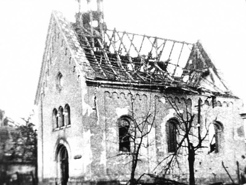 Náletem poničená novorománská kaple na Doubravce.