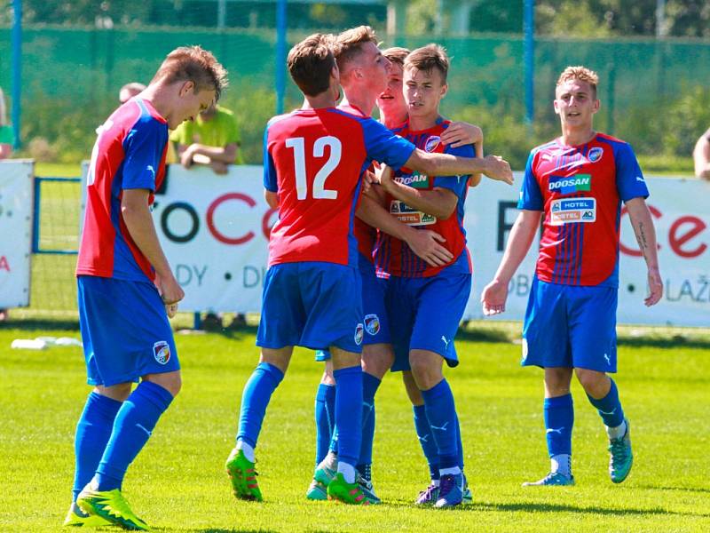 Šestkrát se takto radovali dorostenci FC Viktorie po vstřelené brance v přímém souboji o pozici lídra dorostenecké ligy s fotbalisty z Hradce Králové