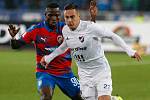 FC Baník Ostrava - FC Viktoria Plzeň. Na snímku vlevo Ekpai Ubong Mosses, vpravo Daniel Holzer