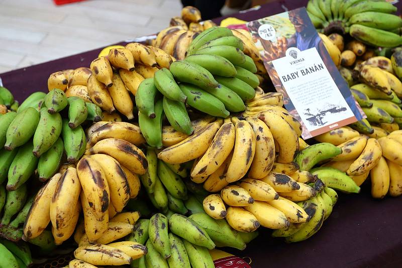 Čerstvé exotické ovoce dovezené z africké Ugandy nabízeli v neděli návštěvníkům OC Plaza prodejci ze společnosti Virunga.