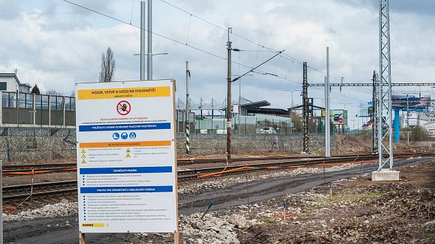 Práce v okolí železniční zastávky Plzeň-Koterov.