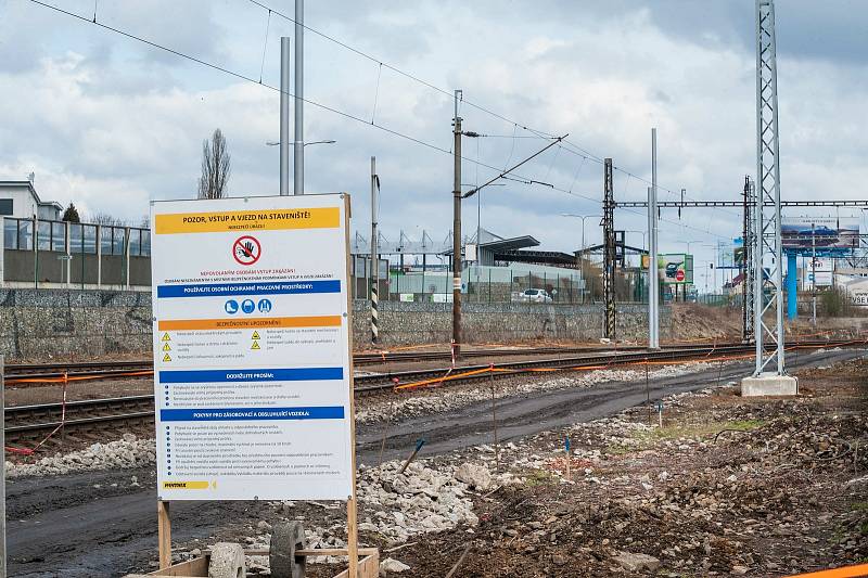 Práce v okolí železniční zastávky Plzeň-Koterov.