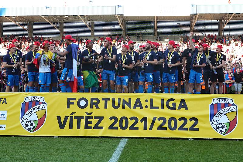 Fotbalisté plzeňské Viktorie přebírají pohár za vítězství ve fotbalové 1. lize. Na hřišti ve Štruncových sadech oslavují zisk šestého titulu.