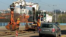 Rekonstrukcí tramvajové trati začala dvouletá rekonstrukce mostu generála Pattona v centru Plzně.