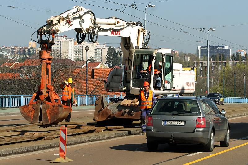 Rekonstrukcí tramvajové trati začala dvouletá rekonstrukce mostu generála Pattona v centru Plzně.