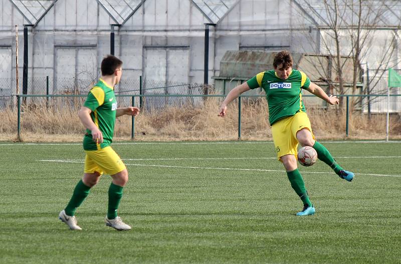 Fotbalisté plzeňského Rapidu (na archivním snímku hráči v modrých dresech) porazili Chotíkov. Naopak Tlumačov (zelení) doma utrpěl debakl, Zruči podlehl 1:5.