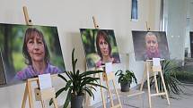 Výstava velkoformátových fotografií nazvaná Tváří v tvář na Onkologické a radioterapeutické klinice FN Plzeň.