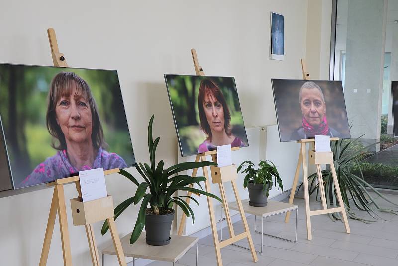 Výstava velkoformátových fotografií nazvaná Tváří v tvář na Onkologické a radioterapeutické klinice FN Plzeň.
