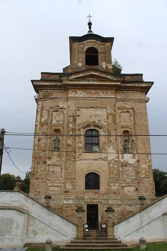 Kostel sv. Barbory z roku 1697 nepřehlédne nikdo, kdo Manětína přijíždí ve směru od Plzně.